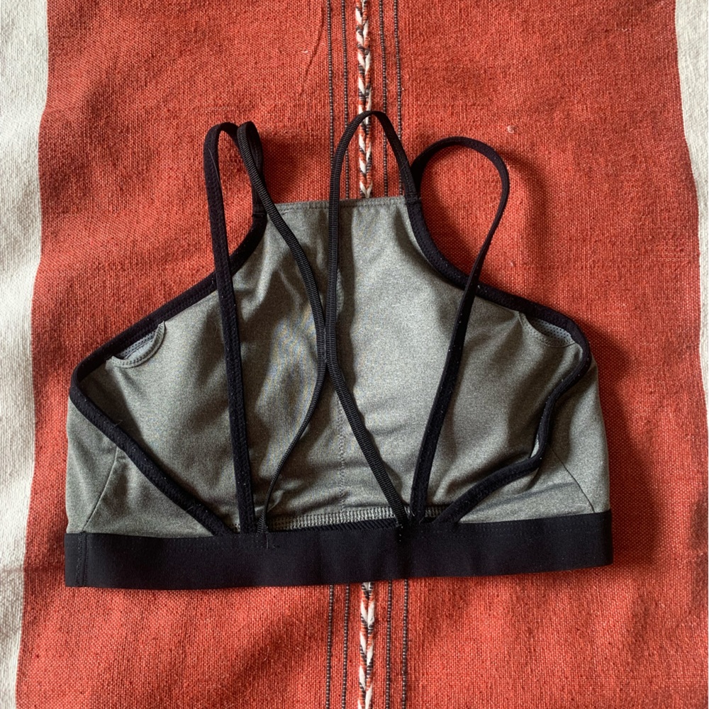 Nike Dri-fit high neck sports bra - Picture 2 of 3